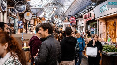 Kudüs, İsrail - 22 Aralık 2023 Mahane Yehuda Pazarı 'nda alışveriş yapan insanlar, genellikle 