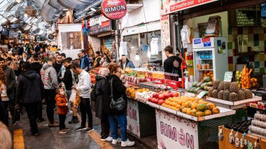 Kudüs, İsrail - 22 Aralık 2023 Mahane Yehuda Pazarı 'nda alışveriş yapan insanlar, genellikle 