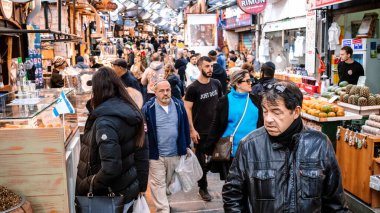 Kudüs, İsrail - 22 Aralık 2023 Mahane Yehuda Pazarı 'nda alışveriş yapan insanlar, genellikle 