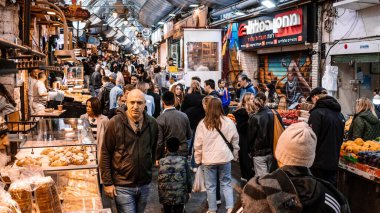 Kudüs, İsrail - 22 Aralık 2023 Mahane Yehuda Pazarı 'nda alışveriş yapan insanlar, genellikle 