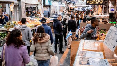 Kudüs, İsrail - 22 Aralık 2023 Mahane Yehuda Pazarı 'nda alışveriş yapan insanlar, genellikle 