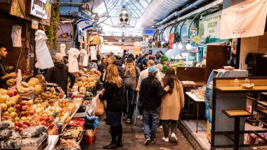 Kudüs, İsrail - 22 Aralık 2023 Mahane Yehuda Pazarı 'nda alışveriş yapan insanlar, genellikle 