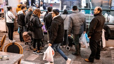 Kudüs, İsrail - 22 Aralık 2023 Mahane Yehuda Pazarı 'nda alışveriş yapan insanlar, genellikle 