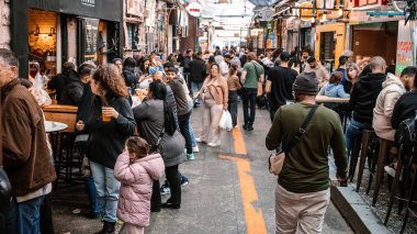 Kudüs, İsrail - 22 Aralık 2023 Mahane Yehuda Pazarı 'nda alışveriş yapan insanlar, genellikle 