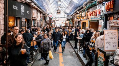 Kudüs, İsrail - 22 Aralık 2023 Mahane Yehuda Pazarı 'nda alışveriş yapan insanlar, genellikle 