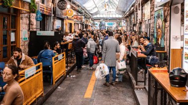 Kudüs, İsrail - 22 Aralık 2023 Mahane Yehuda Pazarı 'nda alışveriş yapan insanlar, genellikle 