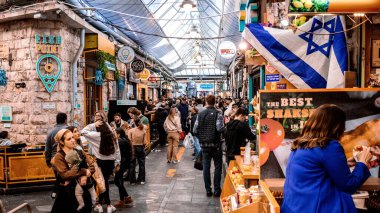 Kudüs, İsrail - 22 Aralık 2023 Mahane Yehuda Pazarı 'nda alışveriş yapan insanlar, genellikle 