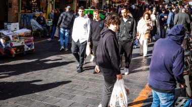 Kudüs, İsrail - 22 Aralık 2023 Mahane Yehuda Pazarı 'nda alışveriş yapan insanlar, genellikle 