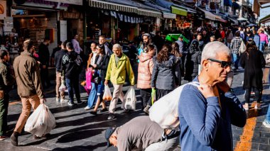 Kudüs, İsrail - 22 Aralık 2023 Mahane Yehuda Pazarı 'nda alışveriş yapan insanlar, genellikle 