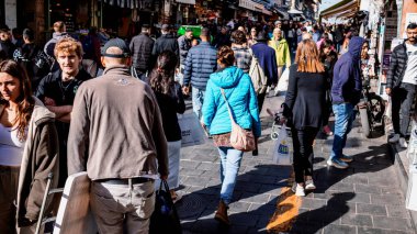 Kudüs, İsrail - 22 Aralık 2023 Mahane Yehuda Pazarı 'nda alışveriş yapan insanlar, genellikle 
