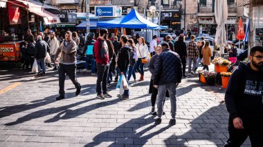 Kudüs, İsrail - 22 Aralık 2023 Mahane Yehuda Pazarı 'nda alışveriş yapan insanlar, genellikle 