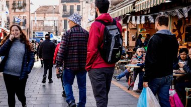 Kudüs, İsrail - 22 Aralık 2023 Mahane Yehuda Pazarı 'nda alışveriş yapan insanlar, genellikle 