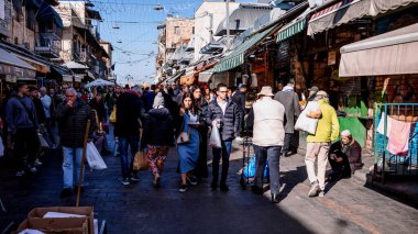 Kudüs, İsrail - 22 Aralık 2023 Mahane Yehuda Pazarı 'nda alışveriş yapan insanlar, genellikle 