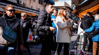 Kudüs, İsrail - 22 Aralık 2023 Mahane Yehuda Pazarı 'nda alışveriş yapan insanlar, genellikle 