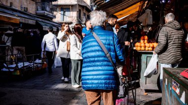 Kudüs, İsrail - 22 Aralık 2023 Mahane Yehuda Pazarı 'nda alışveriş yapan insanlar, genellikle 