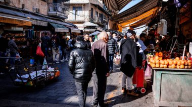 Kudüs, İsrail - 22 Aralık 2023 Mahane Yehuda Pazarı 'nda alışveriş yapan insanlar, genellikle 