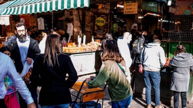 Kudüs, İsrail - 22 Aralık 2023 Mahane Yehuda Pazarı 'nda alışveriş yapan insanlar, genellikle 