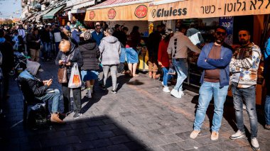 Kudüs, İsrail - 22 Aralık 2023 Mahane Yehuda Pazarı 'nda alışveriş yapan insanlar, genellikle 