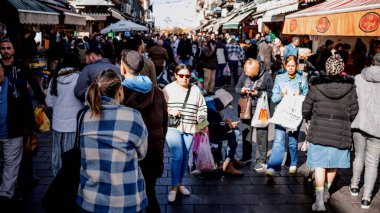 Kudüs, İsrail - 22 Aralık 2023 Mahane Yehuda Pazarı 'nda alışveriş yapan insanlar, genellikle 