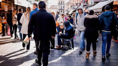 Kudüs, İsrail - 22 Aralık 2023 Mahane Yehuda Pazarı 'nda alışveriş yapan insanlar, genellikle 