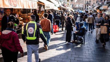 Kudüs, İsrail - 22 Aralık 2023 Mahane Yehuda Pazarı 'nda alışveriş yapan insanlar, genellikle 