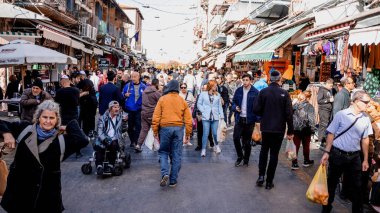 Kudüs, İsrail - 22 Aralık 2023 Mahane Yehuda Pazarı 'nda alışveriş yapan insanlar, genellikle 