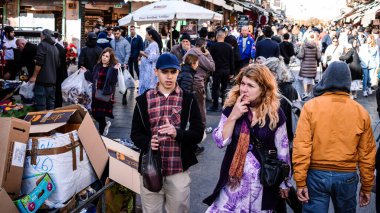 Kudüs, İsrail - 22 Aralık 2023 Mahane Yehuda Pazarı 'nda alışveriş yapan insanlar, genellikle 