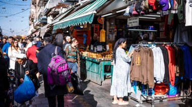 Kudüs, İsrail - 22 Aralık 2023 Mahane Yehuda Pazarı 'nda alışveriş yapan insanlar, genellikle 
