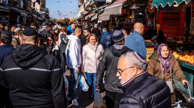 Kudüs, İsrail - 22 Aralık 2023 Mahane Yehuda Pazarı 'nda alışveriş yapan insanlar, genellikle 