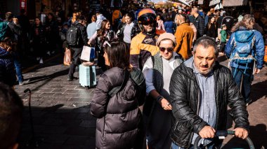 Kudüs, İsrail - 22 Aralık 2023 Mahane Yehuda Pazarı 'nda alışveriş yapan insanlar, genellikle 