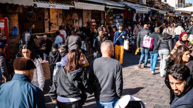 Kudüs, İsrail - 22 Aralık 2023 Mahane Yehuda Pazarı 'nda alışveriş yapan insanlar, genellikle 