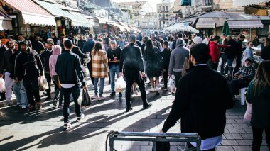 Kudüs, İsrail - 22 Aralık 2023 Mahane Yehuda Pazarı 'nda alışveriş yapan insanlar, genellikle 