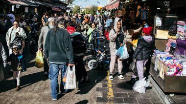 Kudüs, İsrail - 22 Aralık 2023 Mahane Yehuda Pazarı 'nda alışveriş yapan insanlar, genellikle 