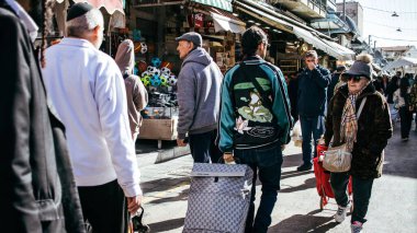 Kudüs, İsrail - 22 Aralık 2023 Mahane Yehuda Pazarı 'nda alışveriş yapan insanlar, genellikle 