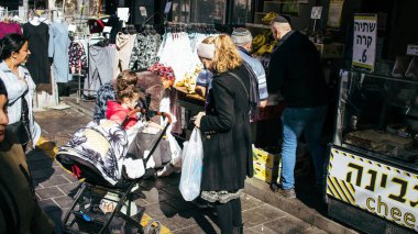 Kudüs, İsrail - 22 Aralık 2023 Mahane Yehuda Pazarı 'nda alışveriş yapan insanlar, genellikle 