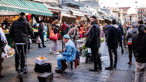 Kudüs, İsrail - 22 Aralık 2023 Mahane Yehuda Pazarı 'nda alışveriş yapan insanlar, genellikle 