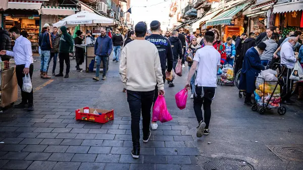 stock image Jerusalem, Israel - December 22, 2023 People shopping at Mahane Yehuda Market, often referred to as 