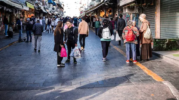 Kudüs, İsrail - 22 Aralık 2023 Mahane Yehuda Pazarı 'nda alışveriş yapan insanlar, genellikle 