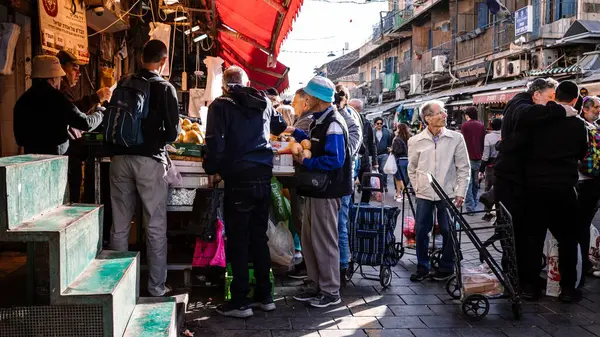 Kudüs, İsrail - 22 Aralık 2023 Mahane Yehuda Pazarı 'nda alışveriş yapan insanlar, genellikle 