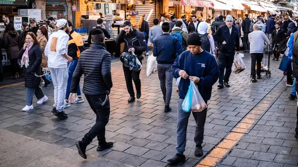Kudüs, İsrail - 22 Aralık 2023 Mahane Yehuda Pazarı 'nda alışveriş yapan insanlar, genellikle 