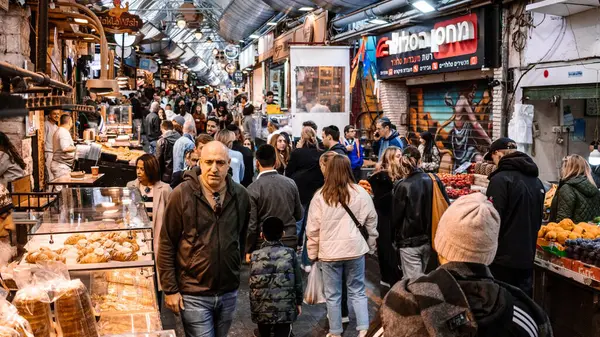 Kudüs, İsrail - 22 Aralık 2023 Mahane Yehuda Pazarı 'nda alışveriş yapan insanlar, genellikle 
