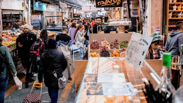 Kudüs, İsrail - 22 Aralık 2023 Mahane Yehuda Pazarı 'nda alışveriş yapan insanlar, genellikle 