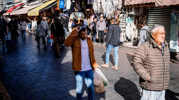 Kudüs, İsrail - 22 Aralık 2023 Mahane Yehuda Pazarı 'nda alışveriş yapan insanlar, genellikle 