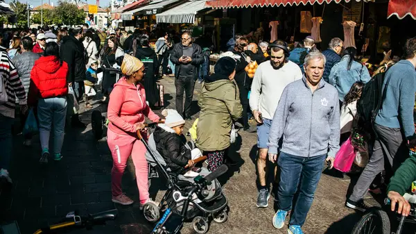 Kudüs, İsrail - 22 Aralık 2023 Mahane Yehuda Pazarı 'nda alışveriş yapan insanlar, genellikle 