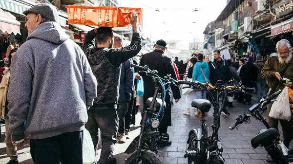 Kudüs, İsrail - 22 Aralık 2023 Mahane Yehuda Pazarı 'nda alışveriş yapan insanlar, genellikle 