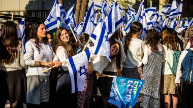 Tel Aviv, İsrail, 7 Şubat 2024 İsrailli gençler, 7 Ekim 2023 'teki terör saldırısının ardından Gazze' deki 139 rehinenin anısına Tel Aviv 'deki Rehine Meydanı' nda toplandılar.