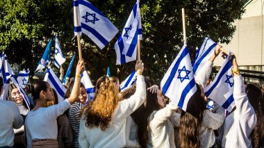 Tel Aviv, İsrail, 7 Şubat 2024 İsrailli gençler, 7 Ekim 2023 'teki terör saldırısının ardından Gazze' deki 139 rehinenin anısına Tel Aviv 'deki Rehine Meydanı' nda toplandılar.