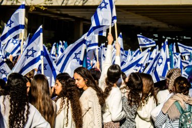 Tel Aviv, İsrail, 7 Şubat 2024 İsrailli gençler, 7 Ekim 2023 'teki terör saldırısının ardından Gazze' deki 139 rehinenin anısına Tel Aviv 'deki Rehine Meydanı' nda toplandılar.