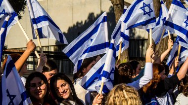 Tel Aviv, İsrail, 7 Şubat 2024 İsrailli gençler, 7 Ekim 2023 'teki terör saldırısının ardından Gazze' deki 139 rehinenin anısına Tel Aviv 'deki Rehine Meydanı' nda toplandılar.