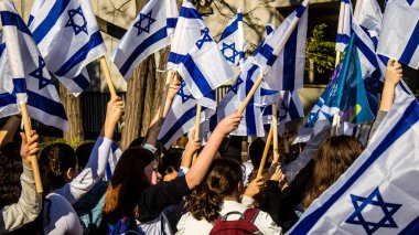 Tel Aviv, İsrail, 7 Şubat 2024 İsrailli gençler, 7 Ekim 2023 'teki terör saldırısının ardından Gazze' deki 139 rehinenin anısına Tel Aviv 'deki Rehine Meydanı' nda toplandılar.